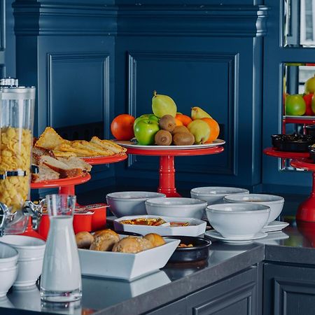Tapis Rouge Design Boutique Hotel 바투미 외부 사진 A breakfast buffet