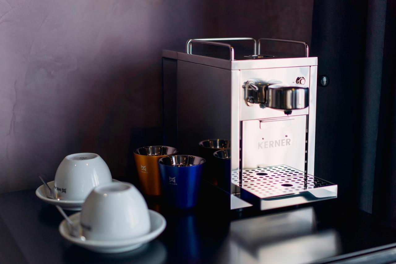 Tapis Rouge Design Boutique Hotel 바투미 외부 사진 A coffee machine