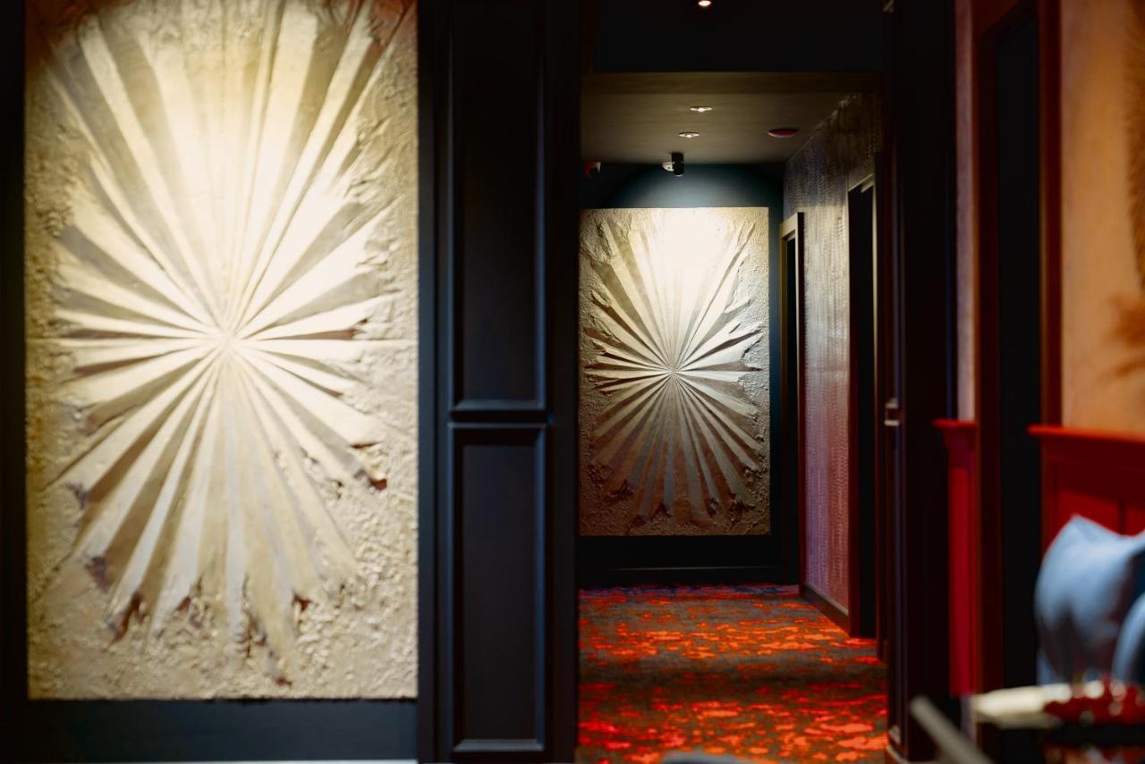 Tapis Rouge Design Boutique Hotel 바투미 외부 사진 Artwork by Michael O'Reilly