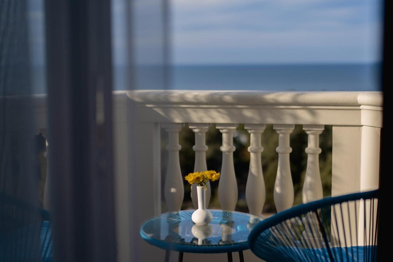 Tapis Rouge Design Boutique Hotel 바투미 외부 사진 A balcony