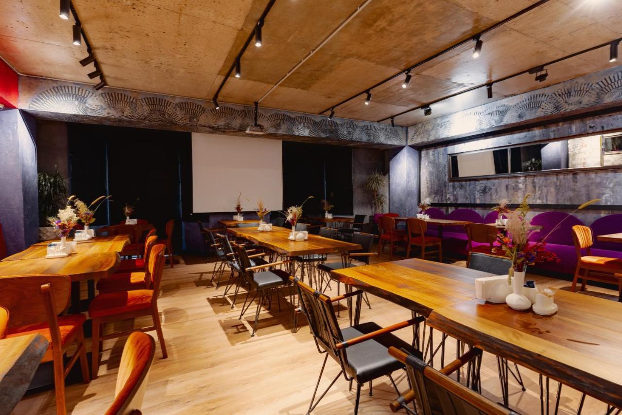 Tapis Rouge Design Boutique Hotel 바투미 외부 사진 The interior of the library