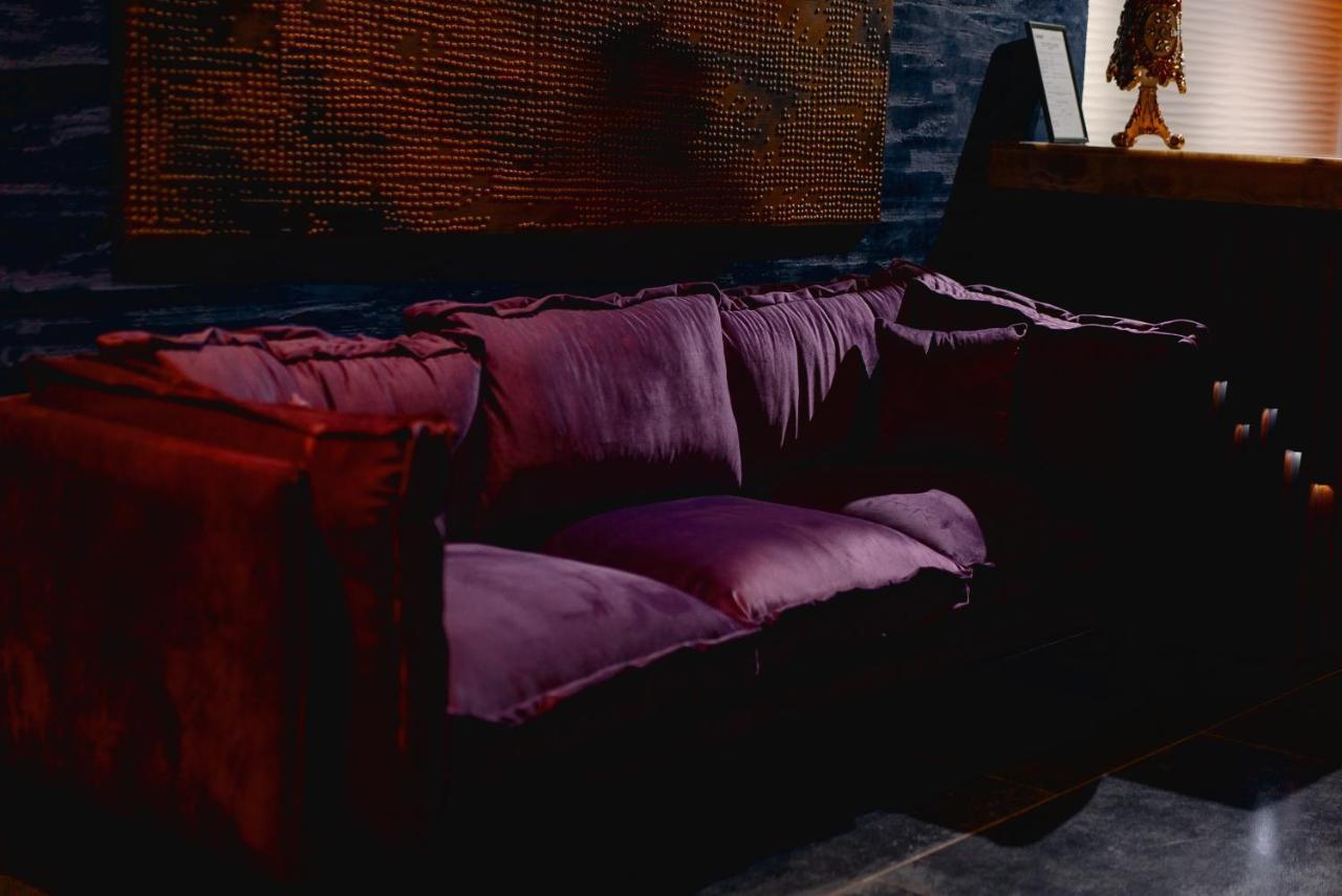 Tapis Rouge Design Boutique Hotel 바투미 외부 사진 A sofa