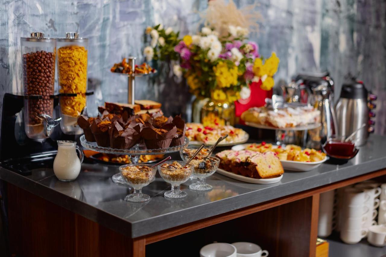 Tapis Rouge Design Boutique Hotel 바투미 외부 사진 A buffet of desserts