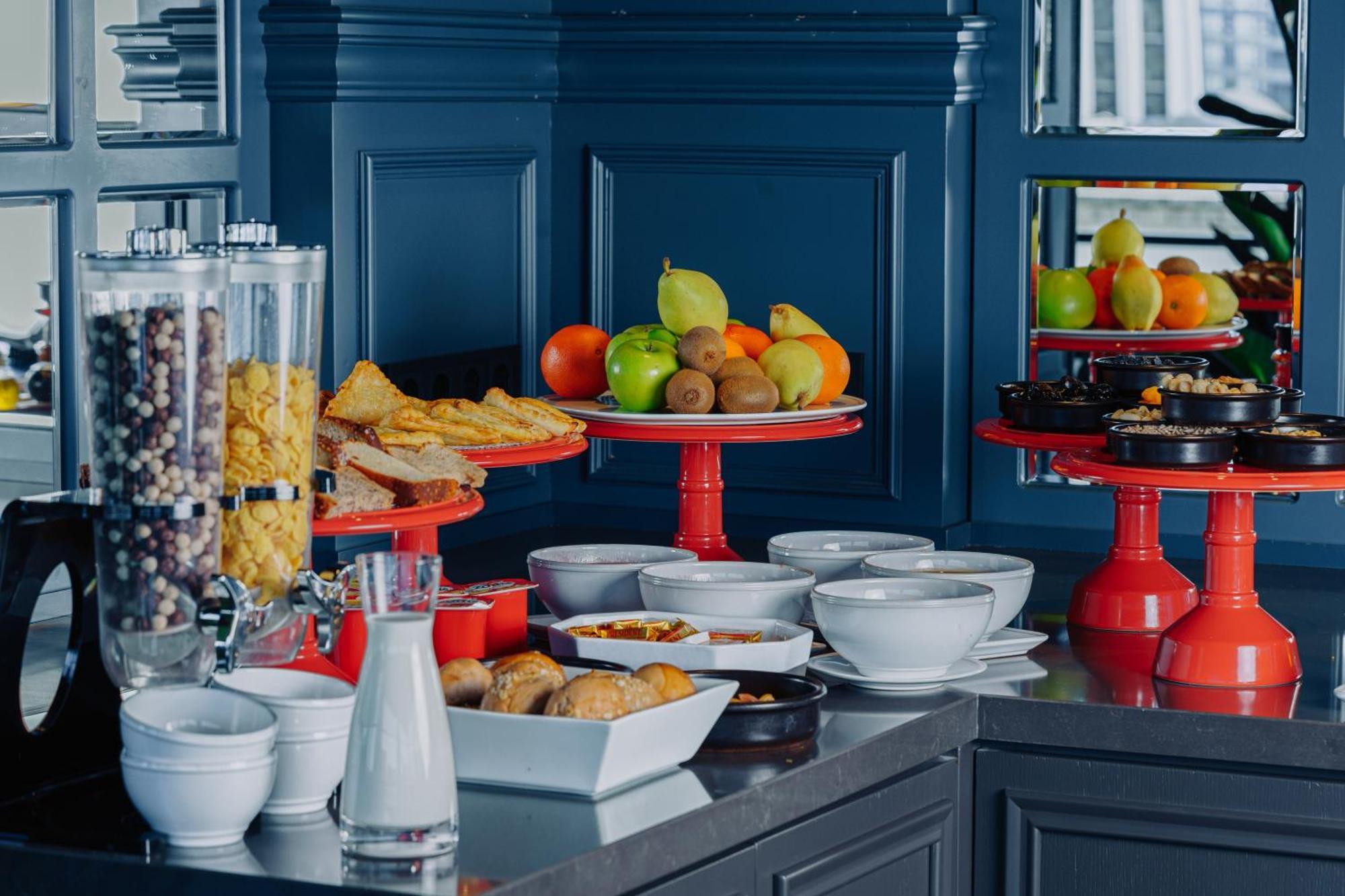 Tapis Rouge Design Boutique Hotel 바투미 외부 사진 A breakfast buffet